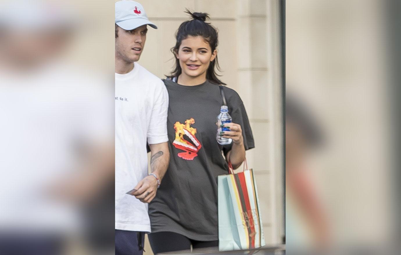 //kylie jenner pregnant baby bump debut kuwtk