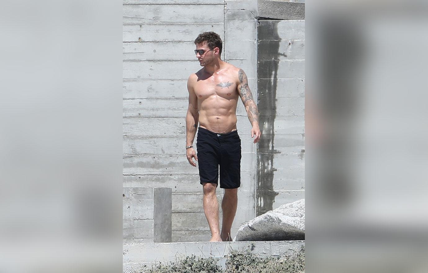 Ryan Phillippe – Reese Witherspoons Ex Shows Off Hot Body During