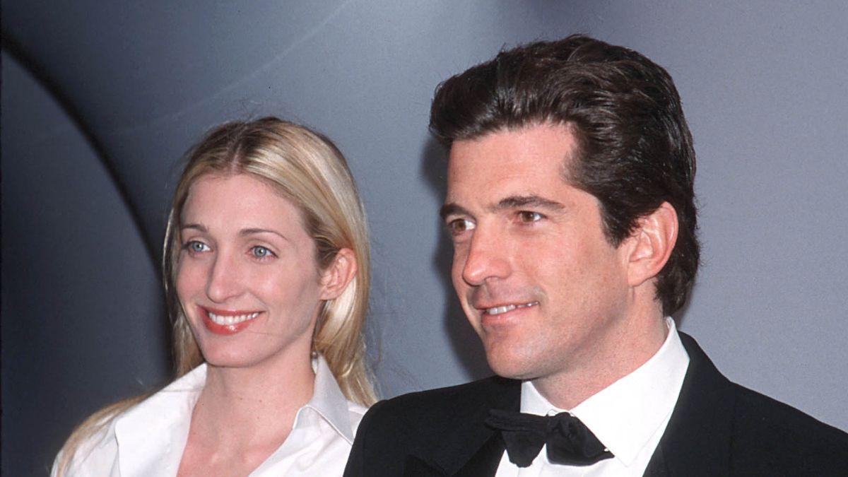 Photo of John F. Kennedy Jr., Carolyn Bessette-Kennedy 