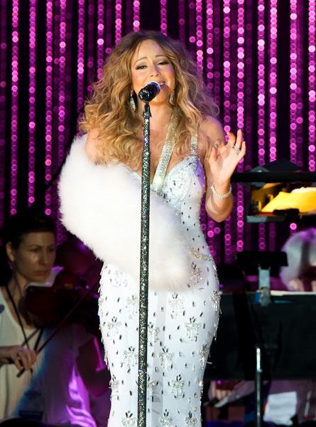 Mariah Carey Performs With Her Arm In A Sling