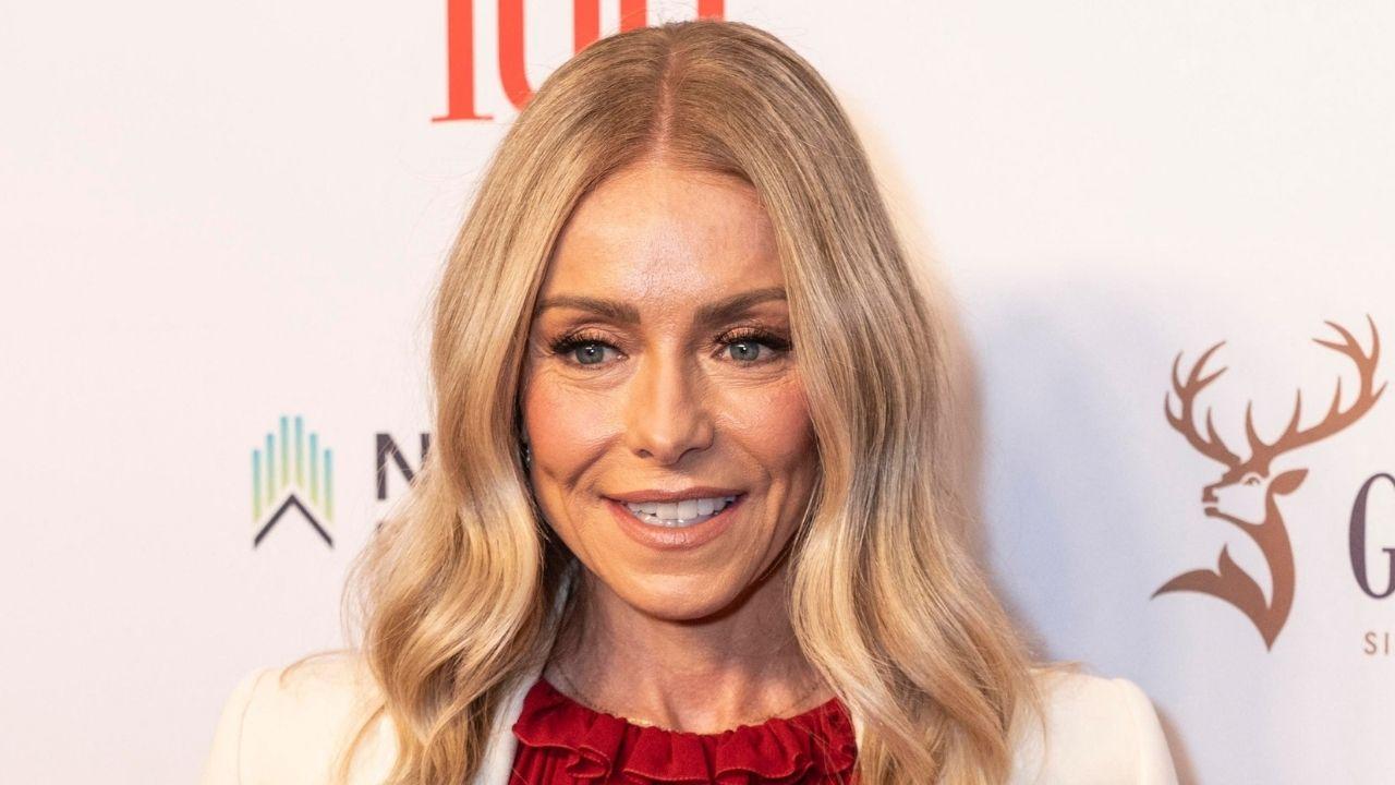 Image of Kelly Ripa recently recalled Rod Stewart telling her about a major set flaw on 'LIVE!'