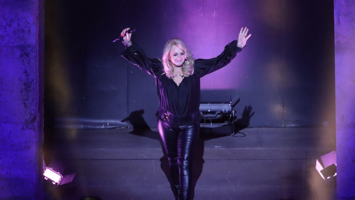 Fans shared their love for Bonnie Tyler on social media after her death.