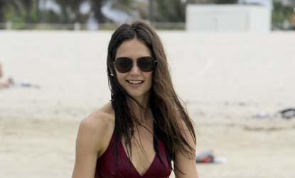 //inf_katie_holmes_shows_off_
