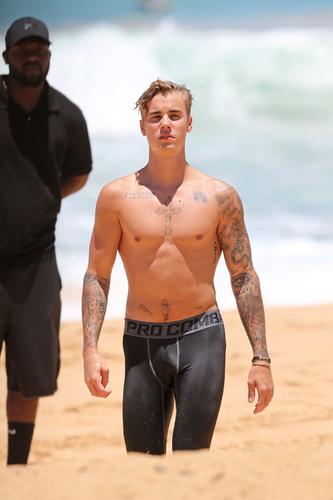 Beach Biebs: Justin Bieber Goes Shirtless On The Beach In Hawaii -- 10
