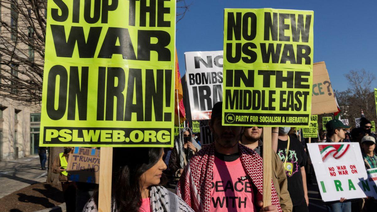 A photo of protestors of the Iranian war