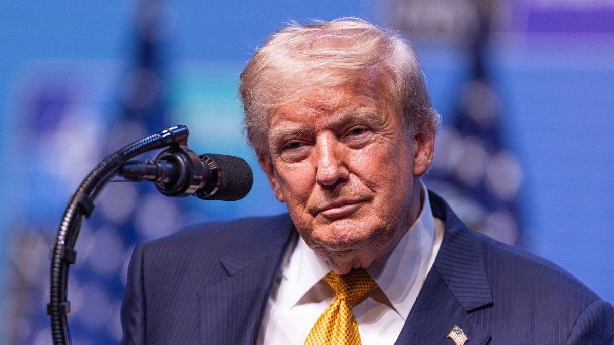 image of Donald Trump paid tribute to Lindsey Graham on Sunday.