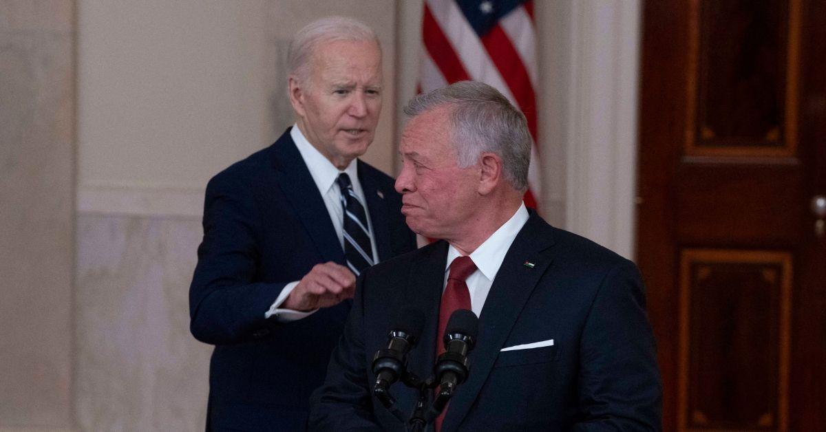 joe biden ridiculed wander stage visit jordan king abdullah ii