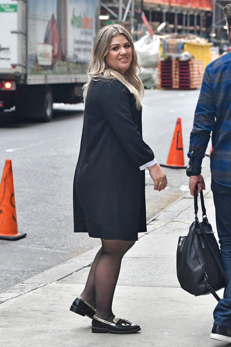 Kelly Clarkson Post Baby Body Black Dress