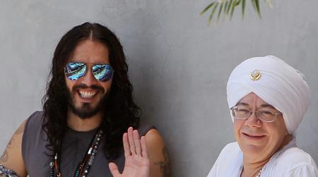 //russell brand yoga wenn