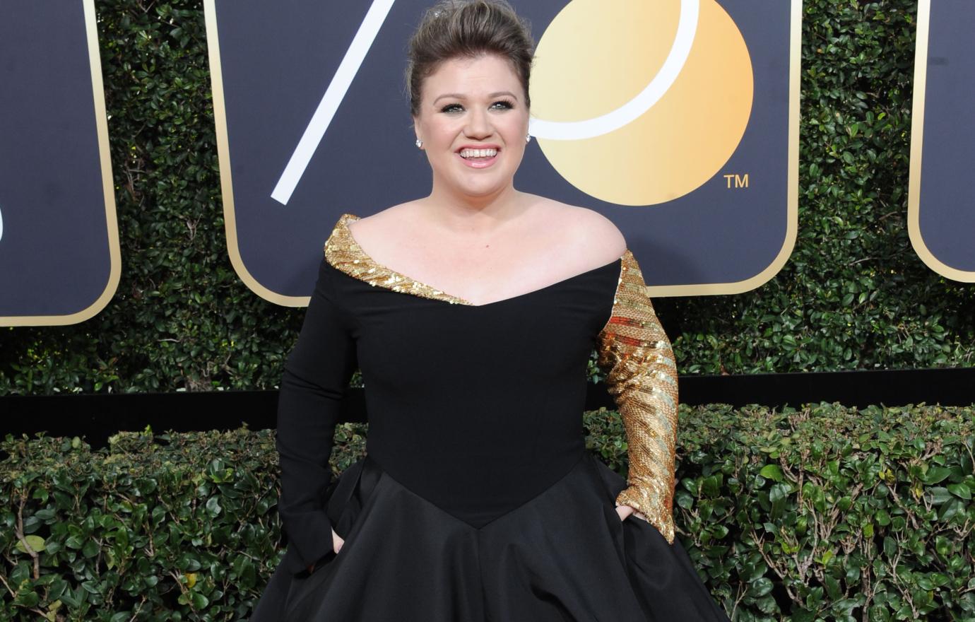 Kelly Clarkson in a black princess dress at an award show entrance