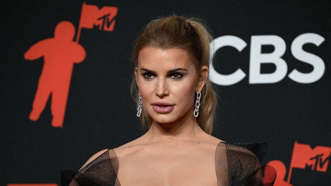 Jessica Simpson is reportedly set to reveal details about her famous exes in a new Netflix show.