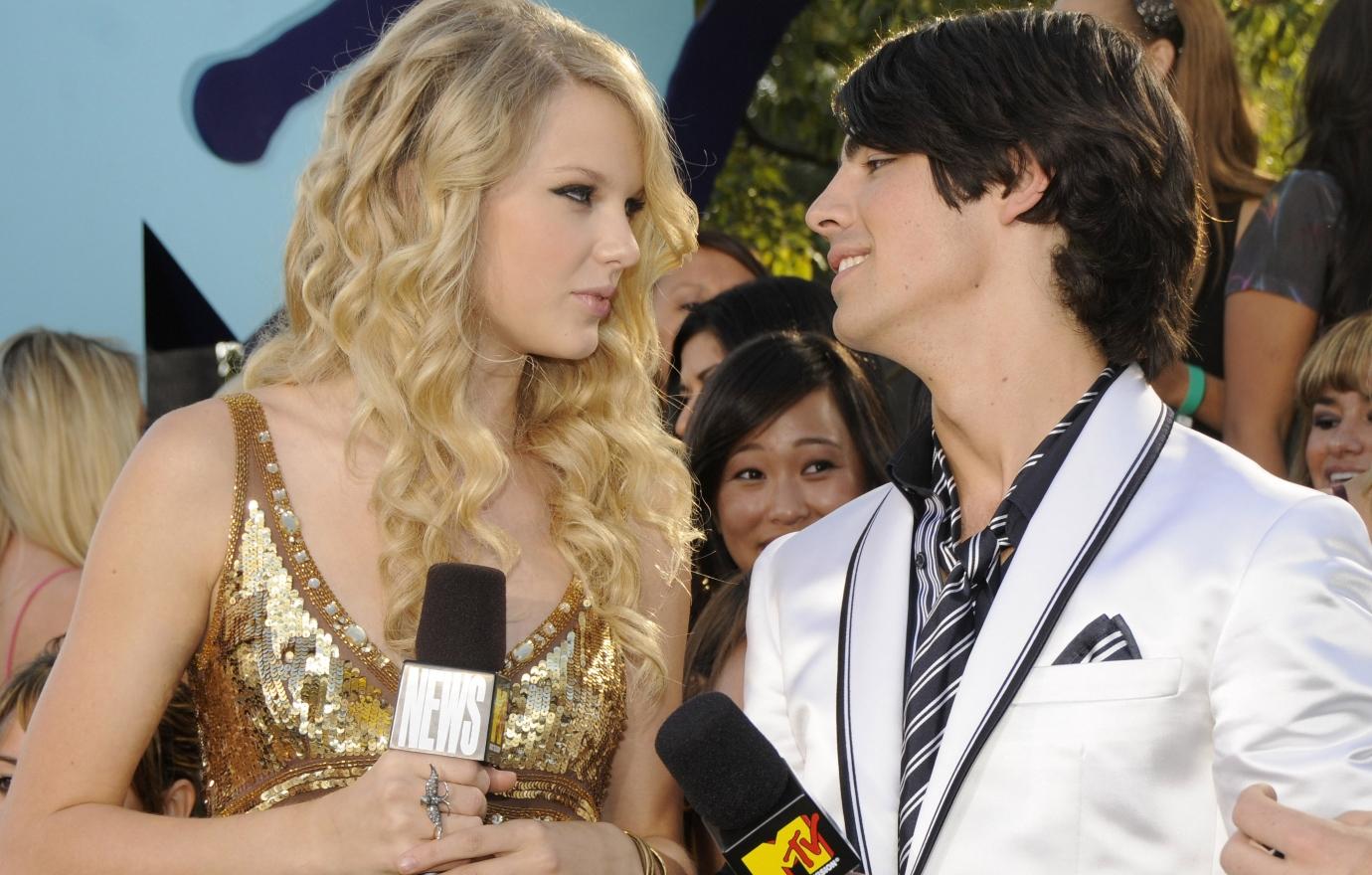 Taylor Swift Outselling Exes Harry Styles, Joe Jonas + John Mayer in  Concert Tickets