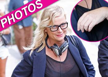 //amy poehler no ring sn