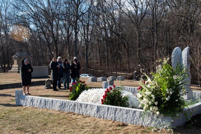 Laid To Rest: Inside Mary Tyler Moore's Private Funeral — Photos