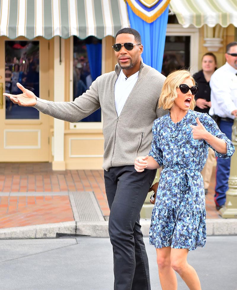 Kelly Ripa Michael Strahan Feud Behind The Scenes Chaos