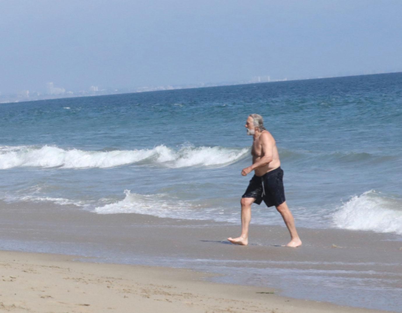 Robert De Niro Splashes In Ocean Celebrates 75th Birthday