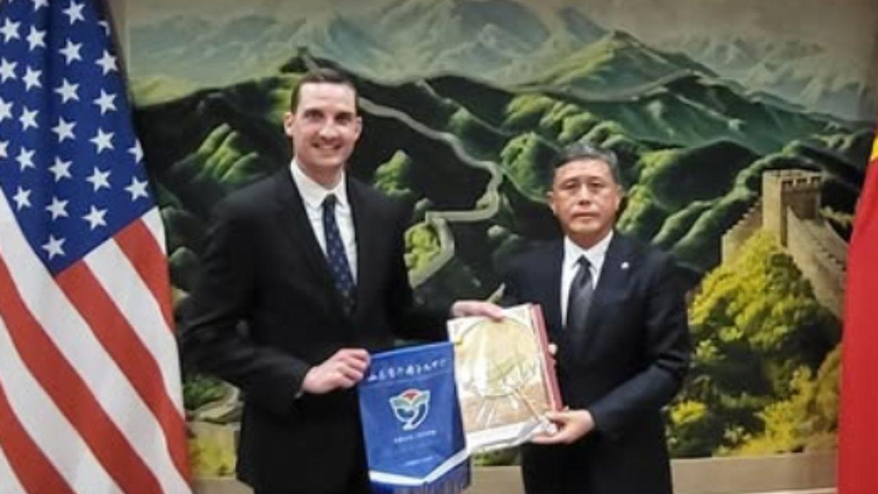 A photo of representatives from Taft High School and Shandong Jinan No. 9 High School