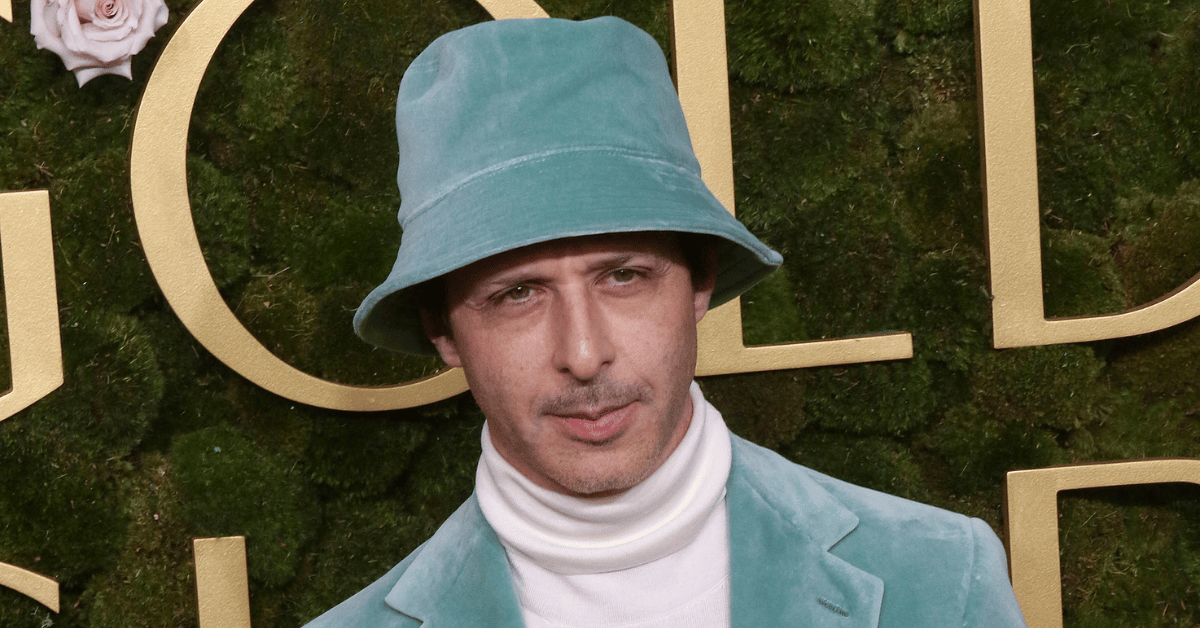 jeremy strong golden globes bucket hat