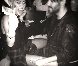 //miley cyrus spreads legs crazy bar twitter tall