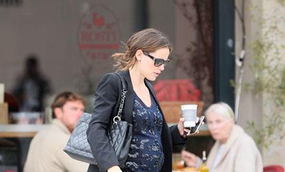//jennifer garner pregnancy chic