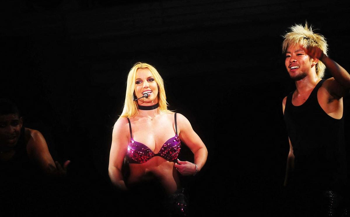 Britney Spears felt replaced seeing Sabrina Carpenter beside Madonna at the VMAs, an insider said.