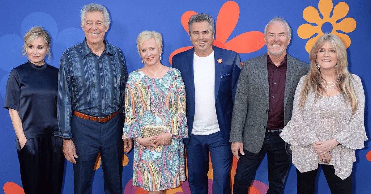Photo of 'The Brady Bunch' cast.