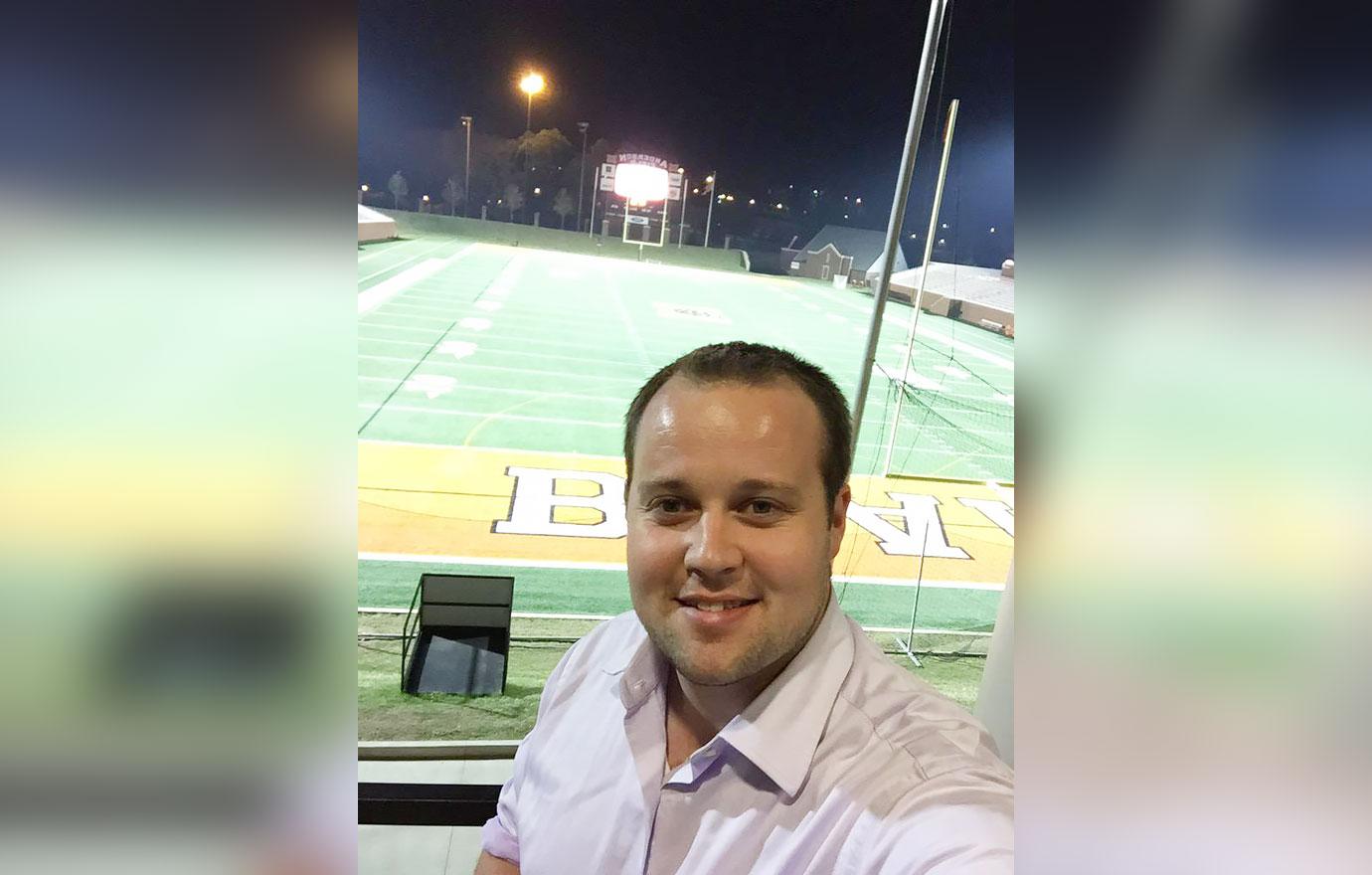 josh duggar throws fit court jail photos hands feet criminal case r