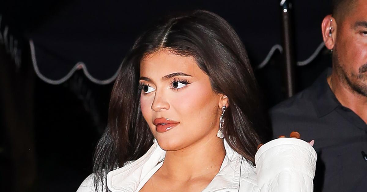 Pregnant Kylie Jenner Caught Sneaking Out Of Her Private Jet Following ...