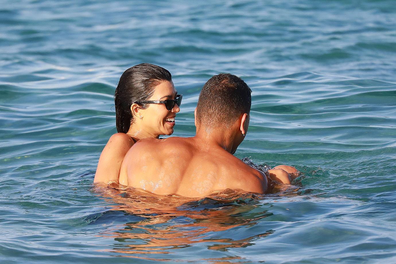 Kourtney kardashian wet swimsuit younes bendjima