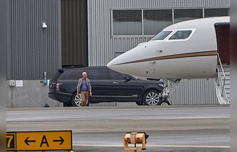 Jeff Bezos Seen In First Photos Since Mistress Scandal