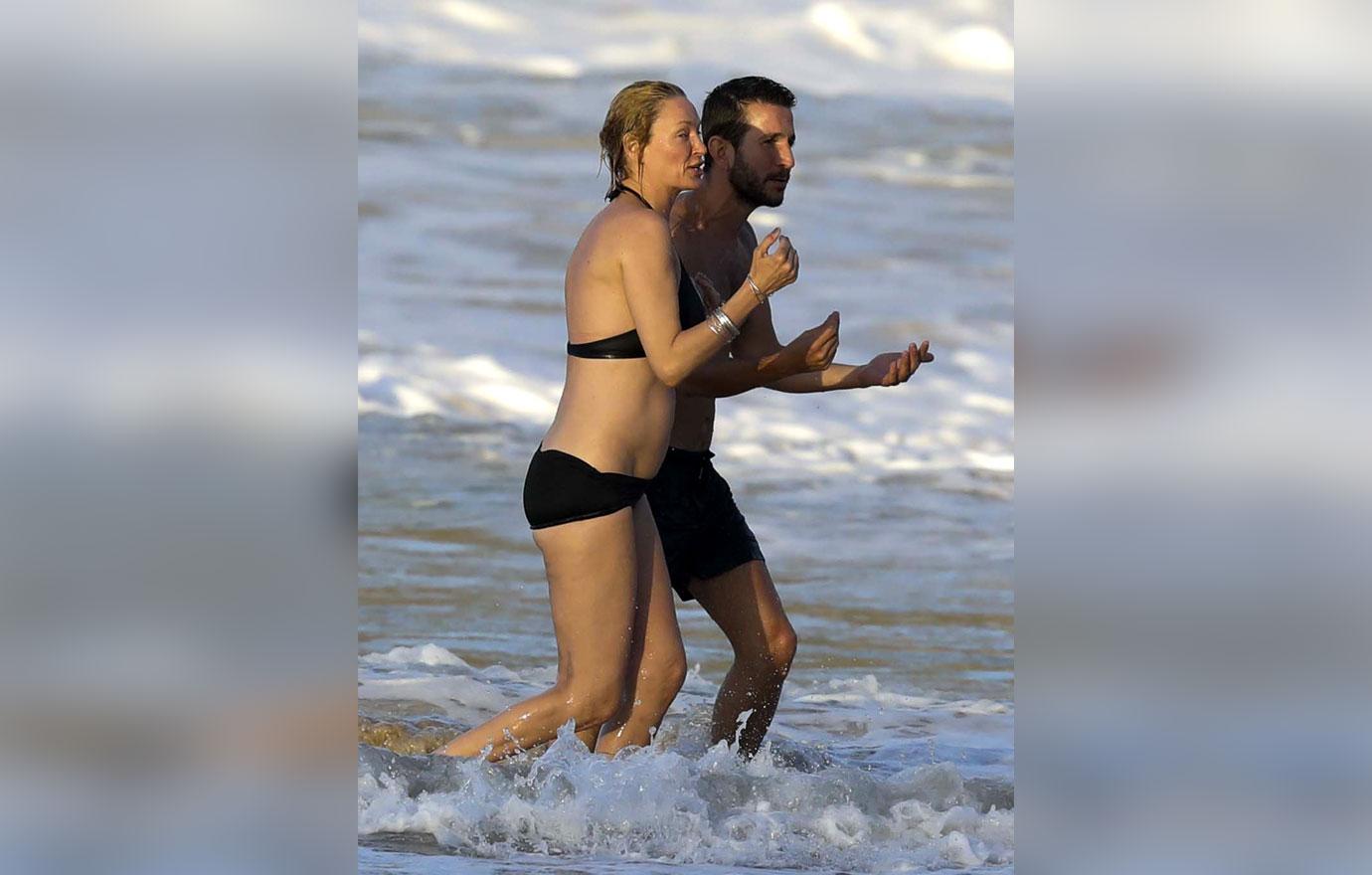 PICS] Uma Thurman Bikini Boobs & Butt On The Beach With Guys During Custody  Battle