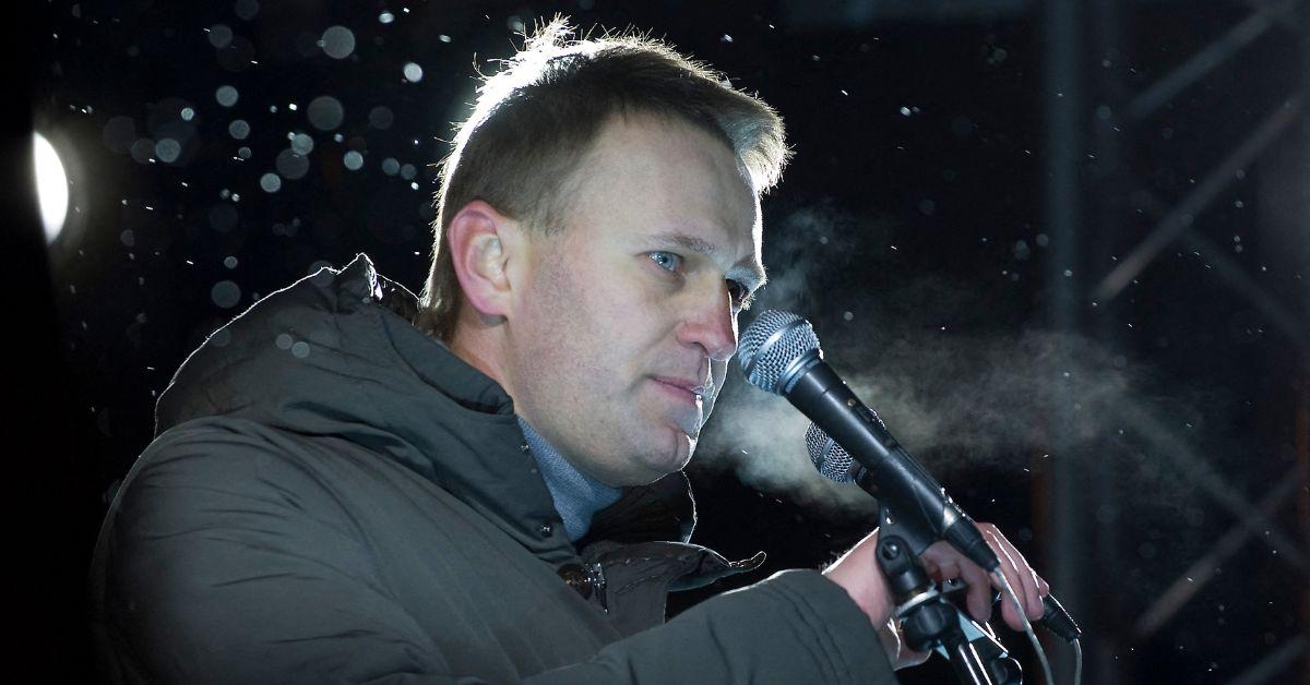 vladimir putin foe alexei navalny tied up tortured death  sources