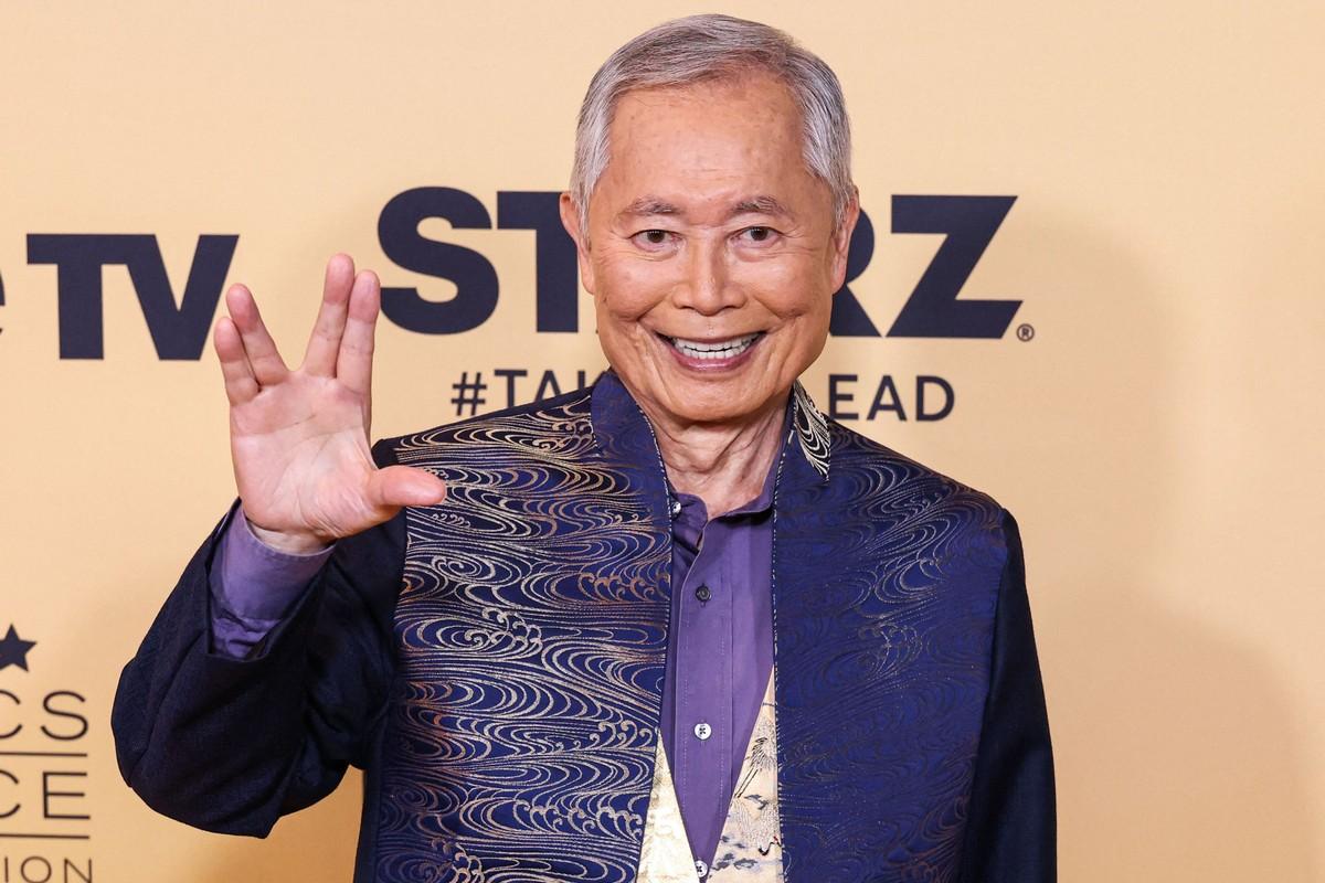 Friends are reportedly urging Shatner and Takei to end their decades-long feud.