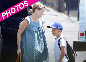 //reese witherspoon baby bump