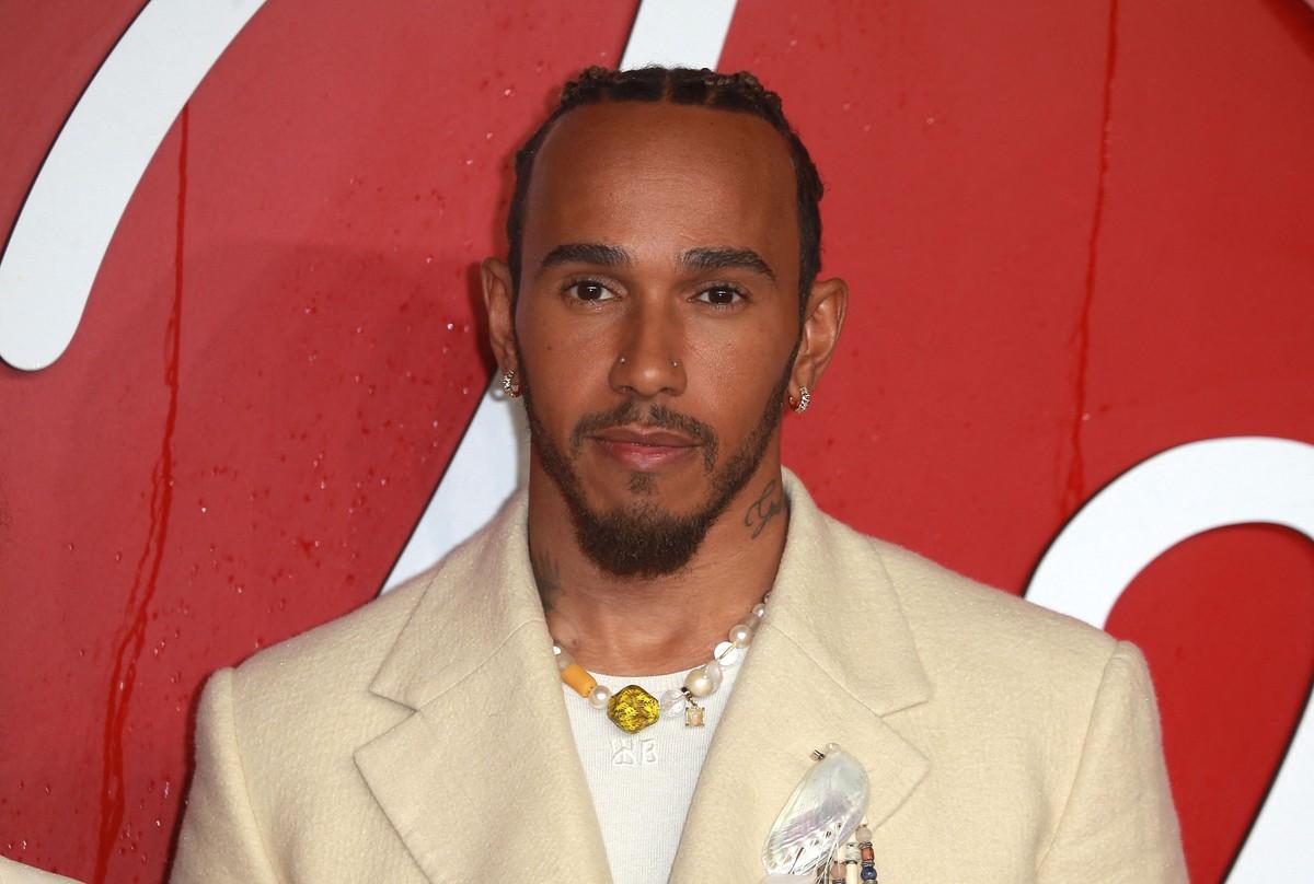 Sources claimed pressure is mounting on Lewis Hamilton to 'prove it has nothing to do' with his personal life ahead of his next race.