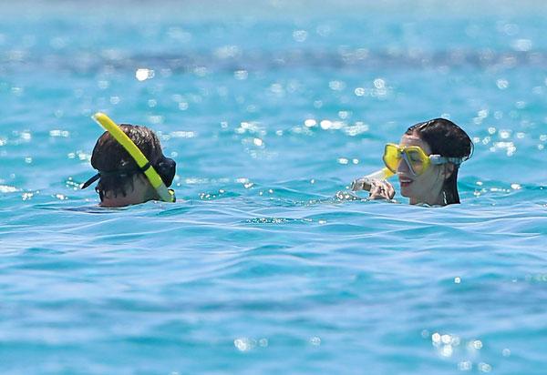 Anne Hathaway Bikini Scuba Spain