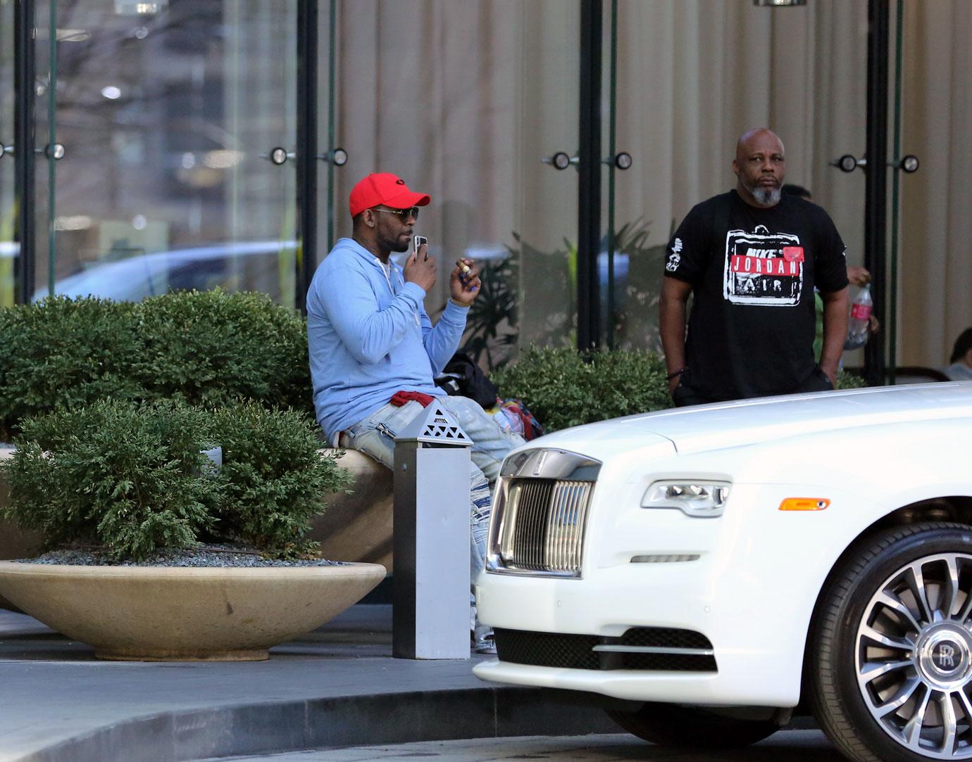 R. Kelly Relaxes With Cigar On Easter Sunday