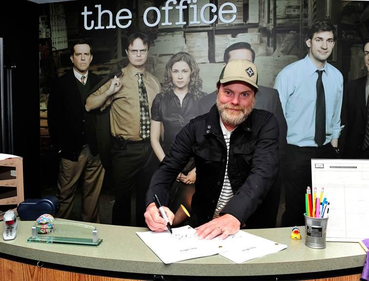 //Rainn Wilson auctions off The Office hot pic