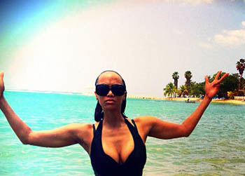 //tyra banks monokini cleavage