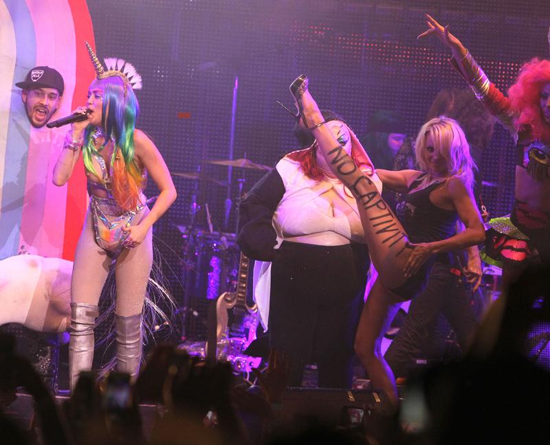 Pamela Anderson Boobs Miley Cyrus Topless Dead Petz Concert