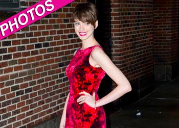 //anne hathaway red dress letterman