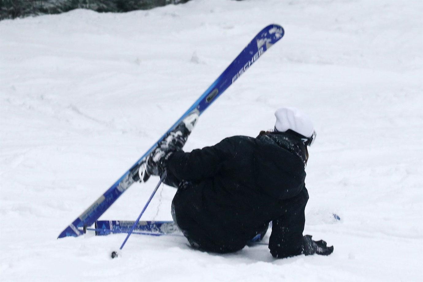 //Bella Hadid skiing fall