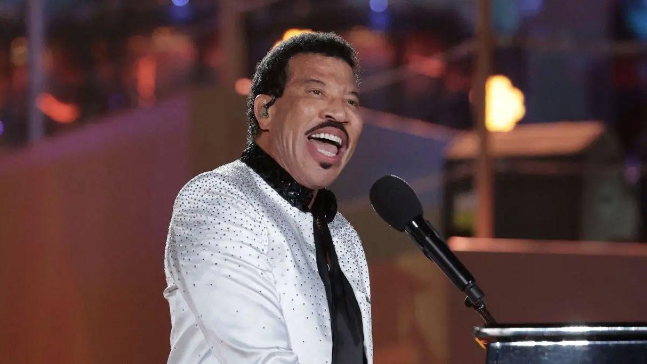 He returned to live concerts just a few days later.