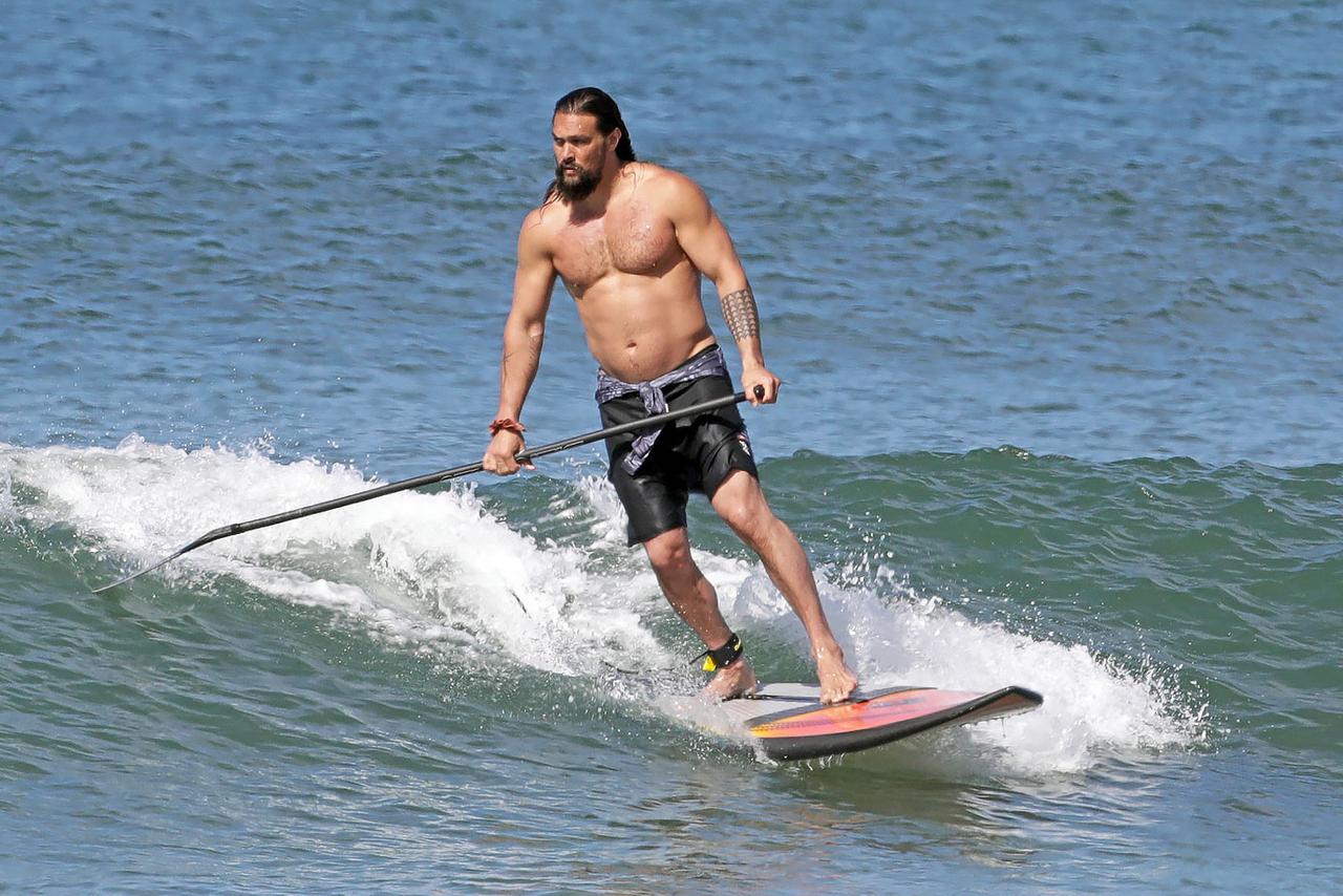 Aquaman Star Jason Momoa Shows Off His Chiseled Six Pack While Surfing In Hawaii