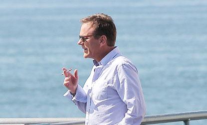 //kiefer sutherland smoking cigarette santa monica pier