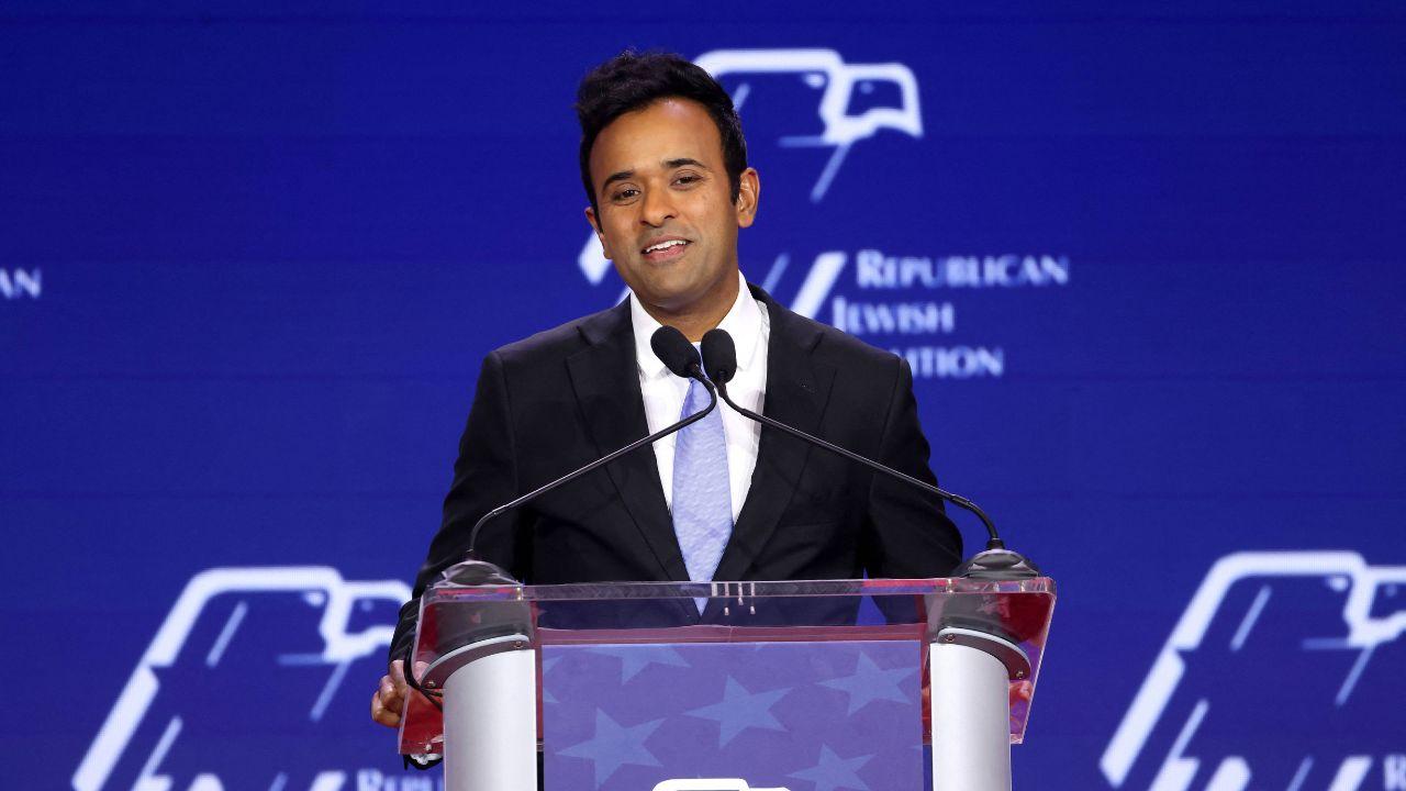 image of Vivek Ramaswamy attempted to lift a 10-year-old onstage.