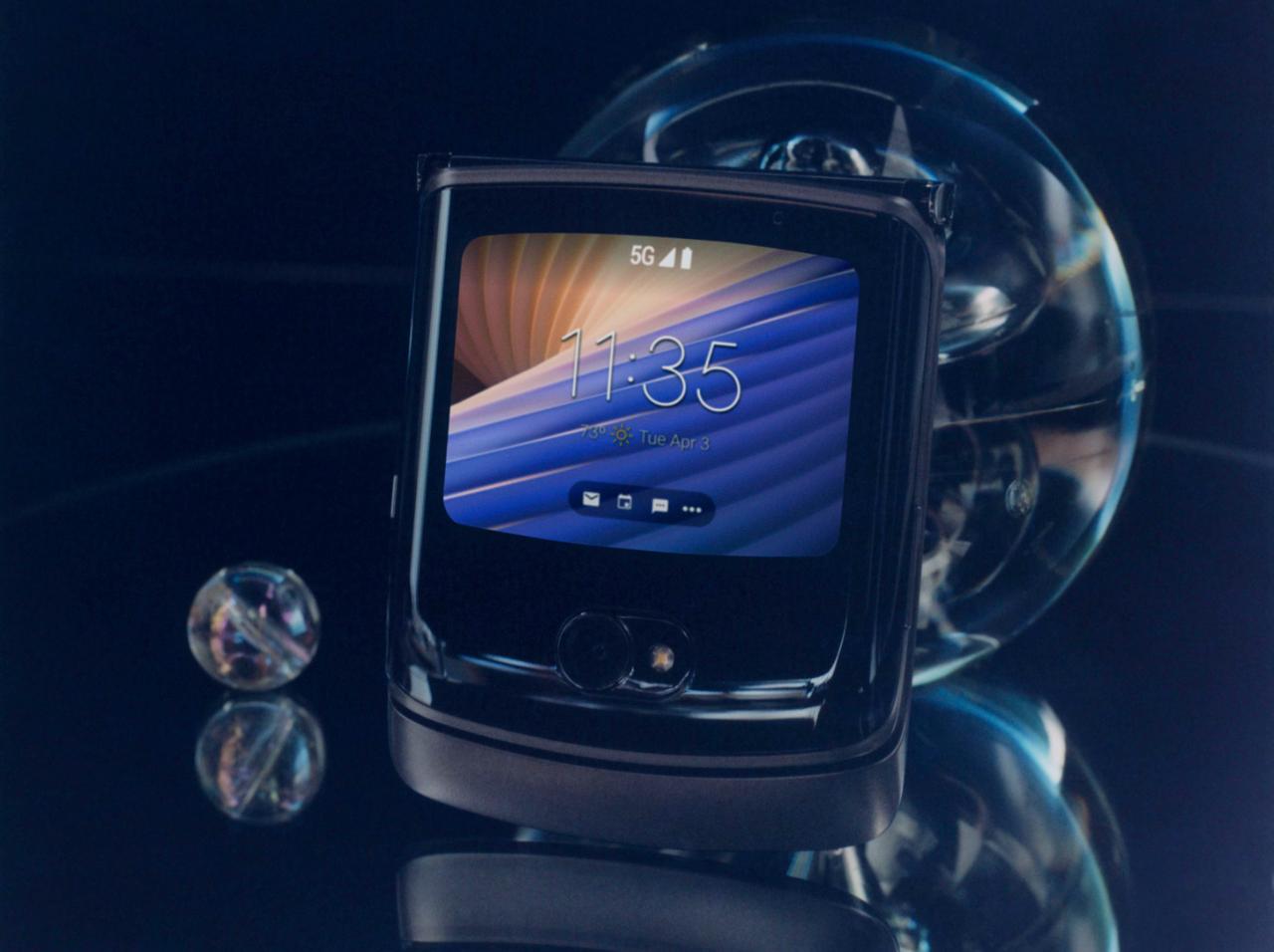 Flipping Out: The Iconic Motorola RAZR Is Back And Giving Us Nostalgic ...