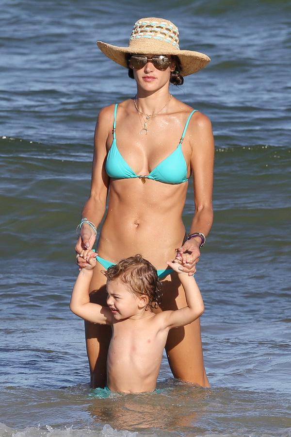 //alessandra ambrosio bikini body