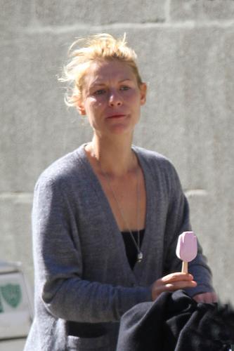 Claire Danes A Bare Face Beauty Stepping Out In NYC –– 11 Photos Of ...