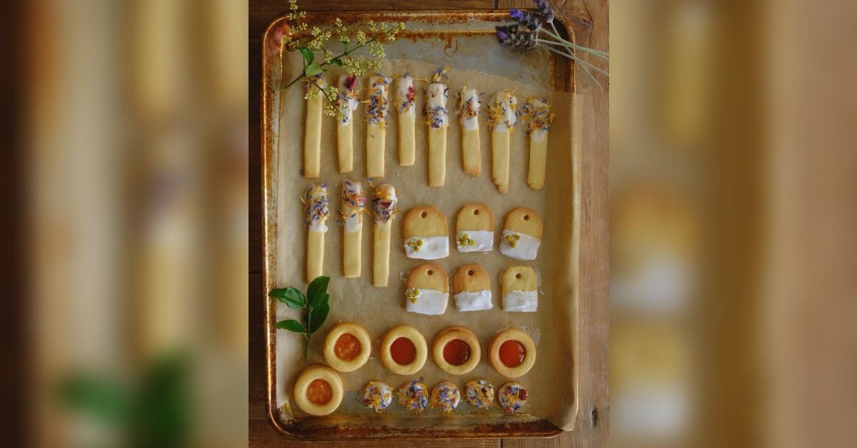 Fans were horrified at Markle's troubling presentation of her cookies atop a badly used baking sheet. 